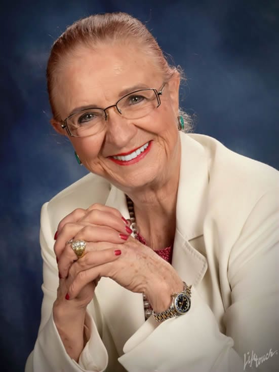 Headshot of Carolyn Warner